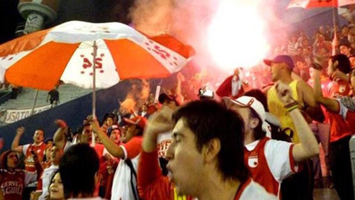 Unos 300 hinchas del Santa Fe viajaron a Argentina a acompañar a su equipo en el juego contra Vélez Sarsfield.