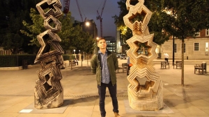 Iván Castillo la noche que llegó a Londres en la presentación de “Forms Shaped Through Time” de Sol Bailey Barker||||
