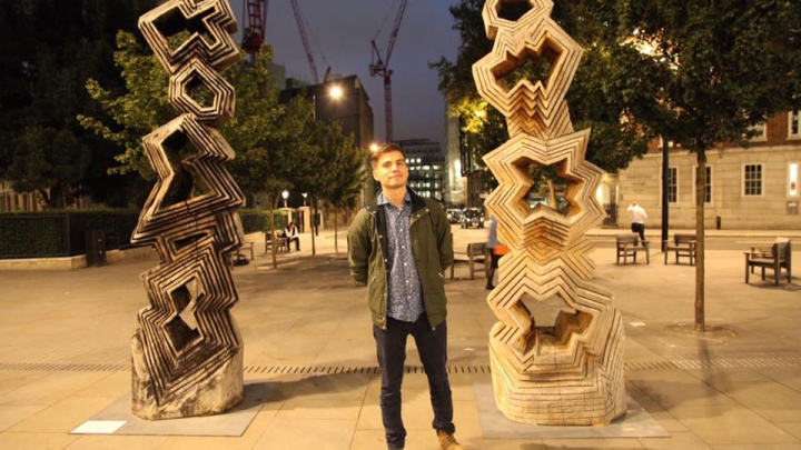 Iván Castillo la noche que llegó a Londres en la presentación de “Forms Shaped Through Time” de Sol Bailey Barker