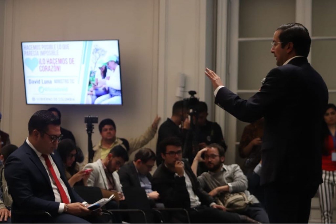 El ministro de las TIC, David Luna, presentando un informe sobre violencia digital en el Jockey Club de la Universidad del Rosario, Bogotá. Crédito foto: David Gómez|||