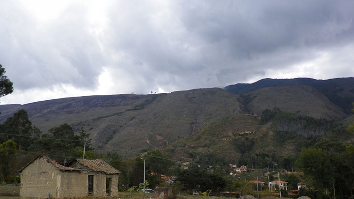 El incendio afectó  la parte superior del cerro, que está negra por las llamas