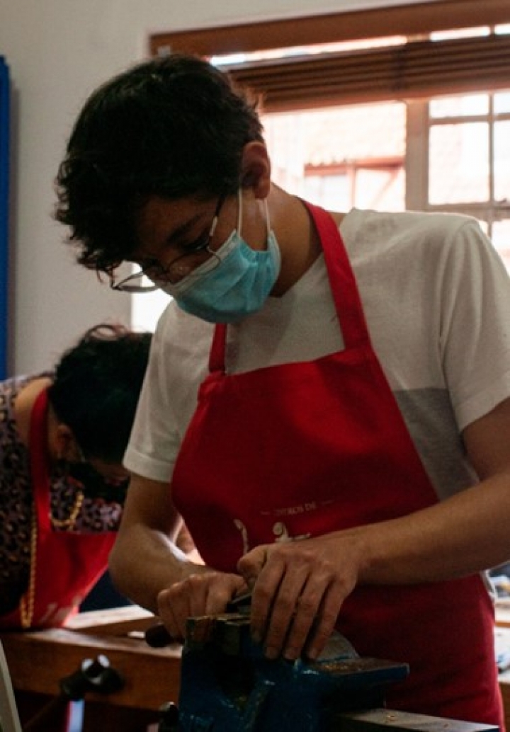 Luis Felipe en el proceso de creación de violín.