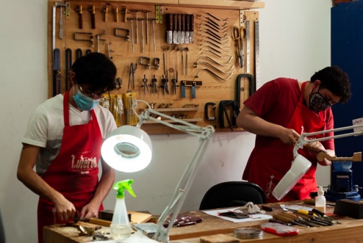 Luis Felipe y su compañero en el proceso de creación de violín.