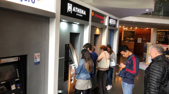 Cajero autom&aacute;tico de criptomonedas &ldquo;Athena&rdquo; junto a cajeros tradicionales en Bogot&aacute;. Foto: Grupo Elite Premier