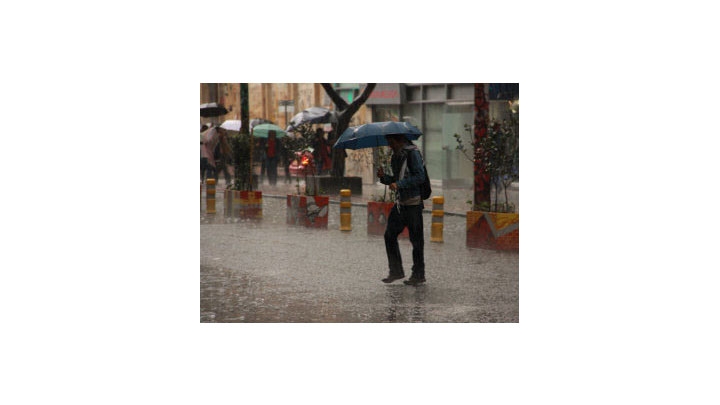 Lluvia en la manifestación de la MANE