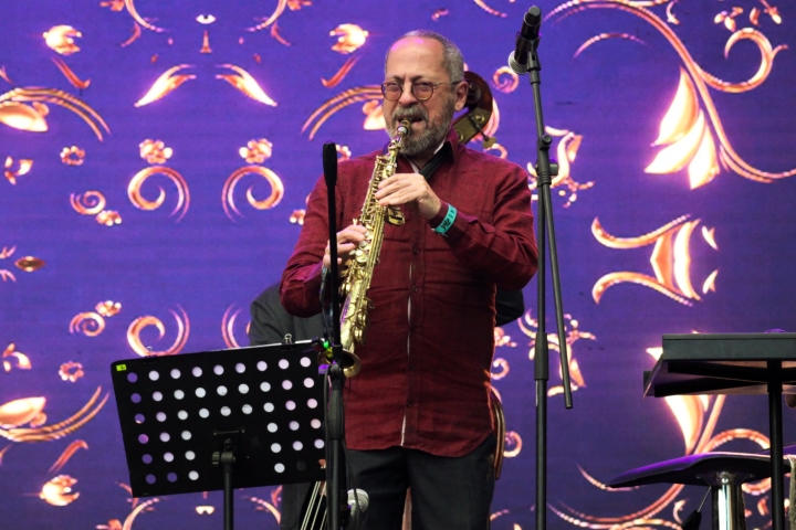Antonio Arnedo tocando el saxofon, uno de los instrumentos más emblemetaicos de este género