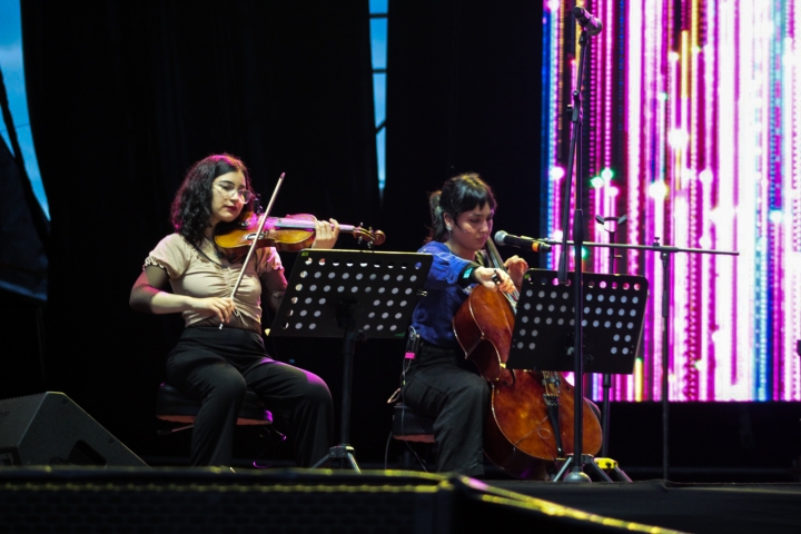 Un violin y un contrabajo acompa&ntilde;ando la voz de Camila Ba&ntilde;ados