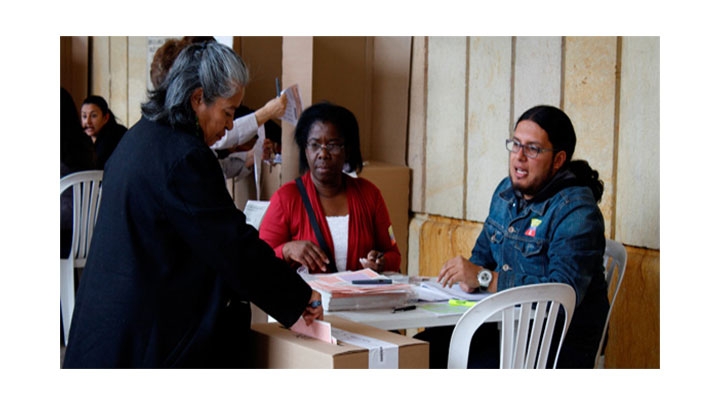 Desde muy temprano comenzaron a llegar los votantes a la Plaza de Bol&iacute;var.