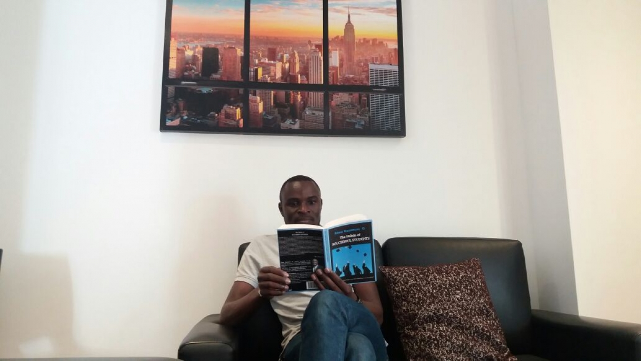 Abou Kassoum y su libro &quot;The Habits of Succesful Students&quot;. Imagen cortesía de Kassoum|||