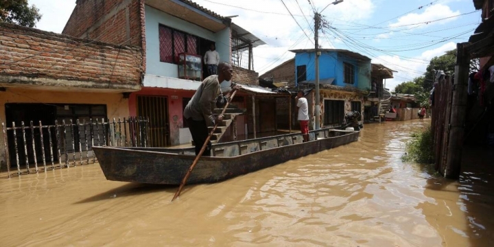 Habitantes de Juanchito se transportan en lanchas.