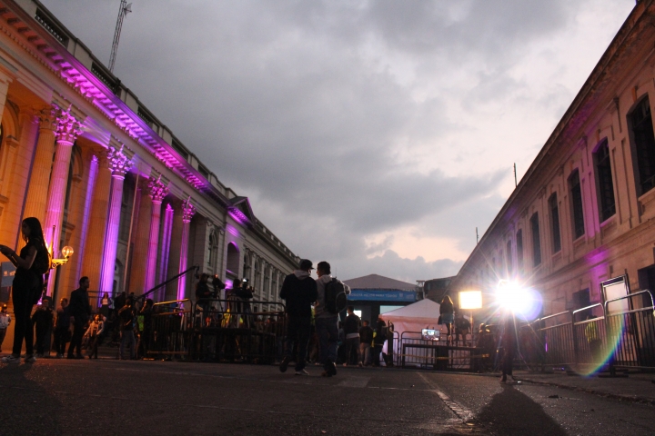 En un lado el Batall&oacute;n, en el otro la parte trasera del Bronx y en el medio, cientos de personas disfrutando una tarde de concierto.