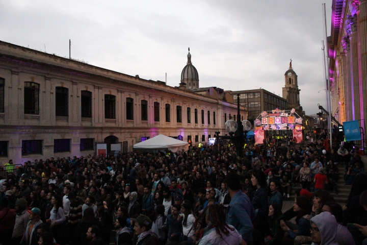 Al caer la tarde, la calle estaba absolutamente llena de personas de todas las edades.