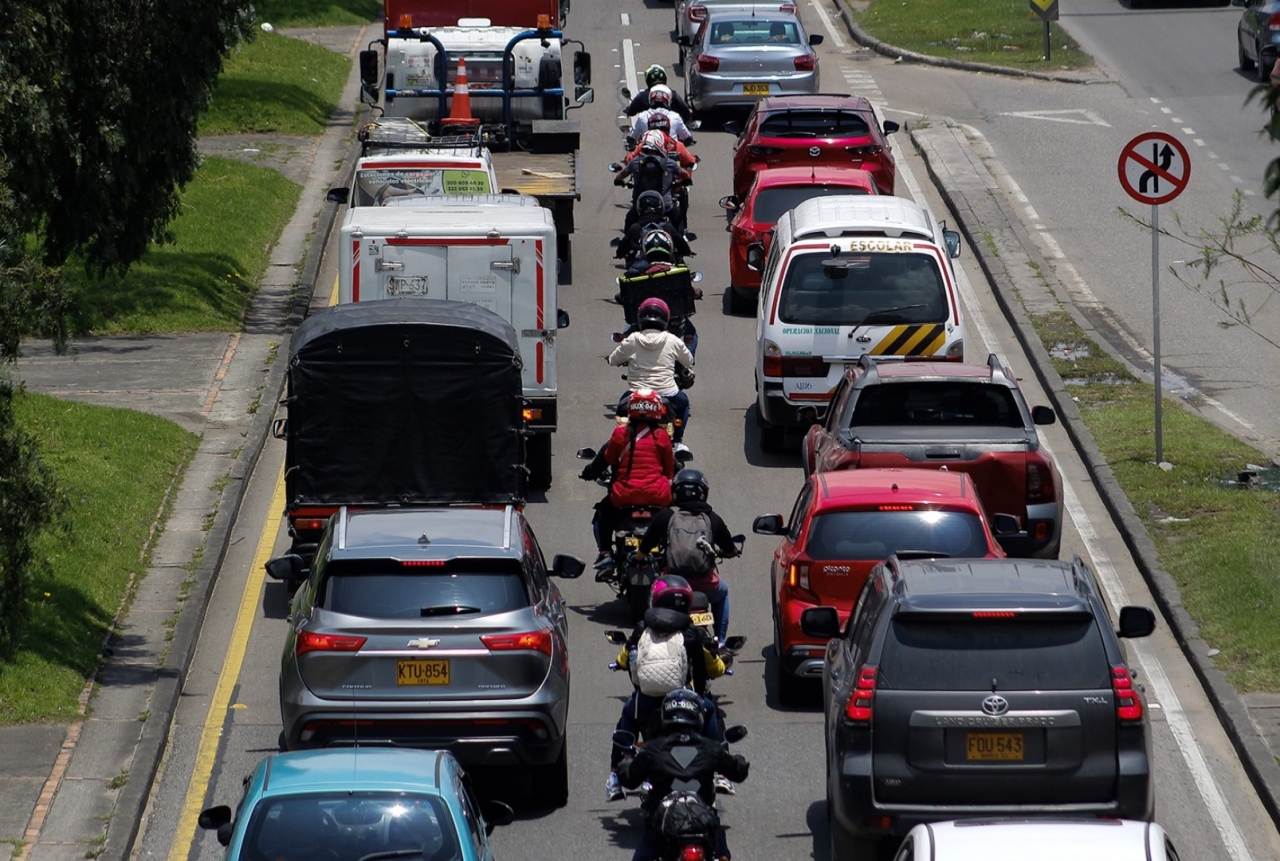 Motociclistas en el tráfico.|||