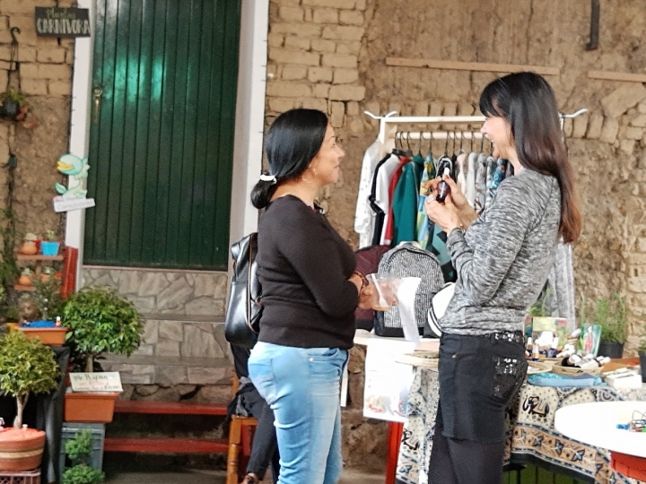 Noëlle Schonwald mostrando sus productos en la Expoferia de Mentes