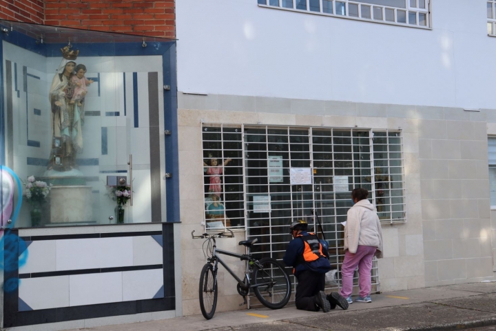 Fieles rezando en las puertas del oratorio de la Parroquia de San Cipriano