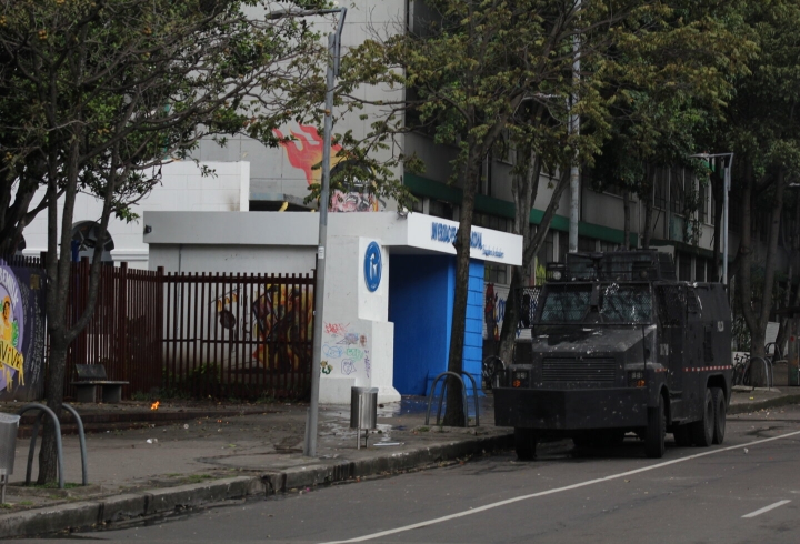 Tanqueta frente a la Pedag&oacute;gica