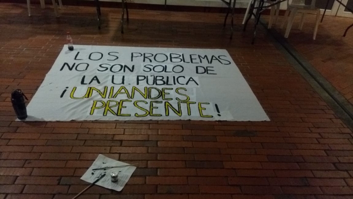 Estudiantes de universidades p&uacute;blicas y privadas marchan por la educaci&oacute;n