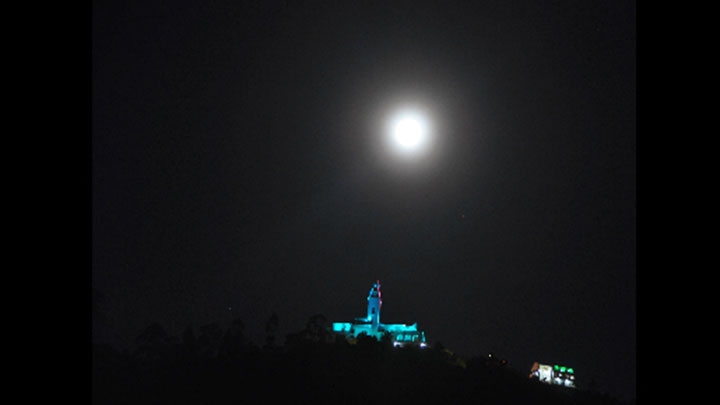 Resplandor nocturno en Monserrate