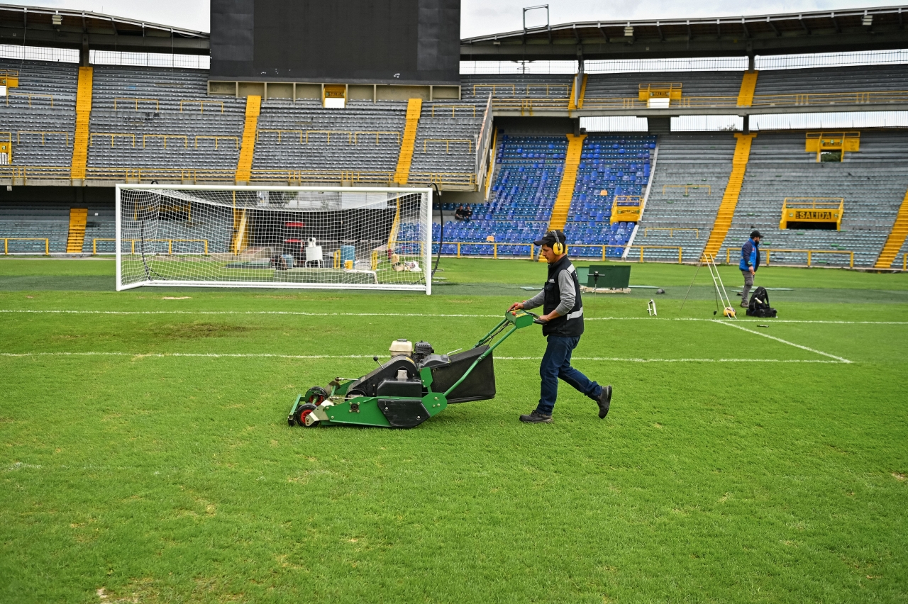 Mantenimiento de el gramado de El Camp&iacute;n|||