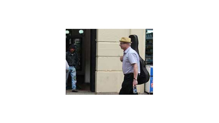 Sim&oacute;n Mcglynn con su guitarra por la carrera s&eacute;ptima