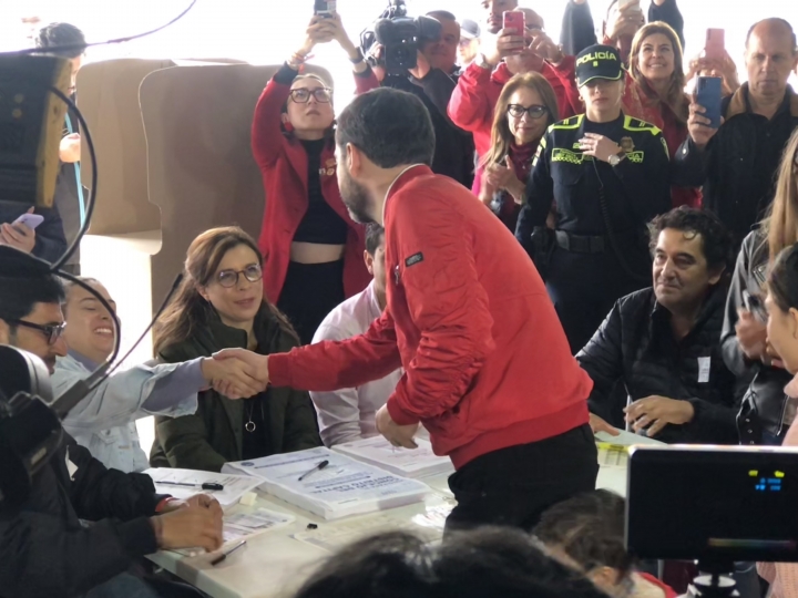 Galán registró su voto por la Alcaldía de Bogotá