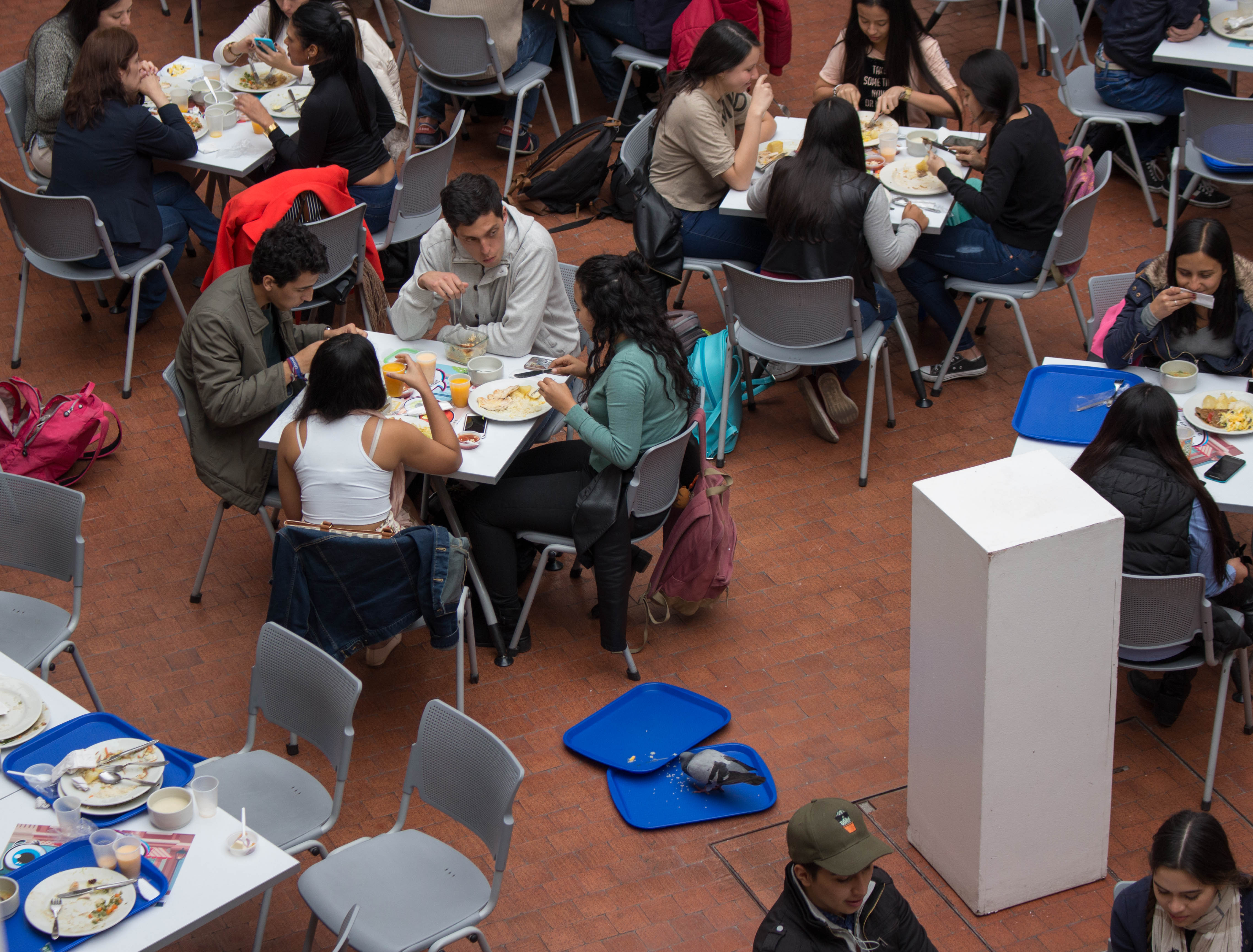 Aunque el personal de limpieza se encuentra constantemente haciendo rondas por las cafeterías, es imposible mantener el paso con el desorden de los estudiantes.