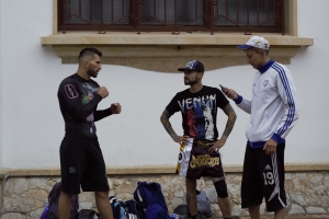 Alex Torres (izquierda) entrenando con otros dos peleadores.|||