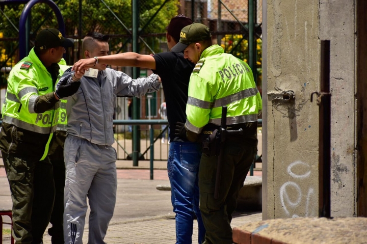 Miembros de la Policía Nacional requisando votantes. Foto: Nicolas Achury