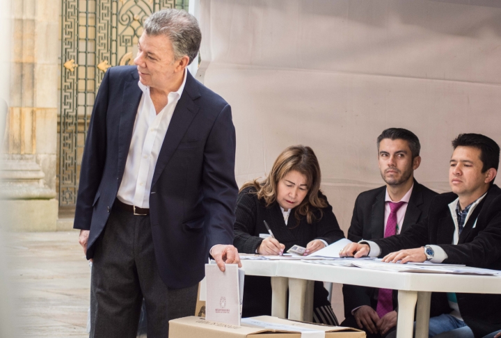 Juan Manuel Santos, presidente de Colombia, votando en la Plaza de Bolívar el 11 de marzo. Foto: Julián Ríos