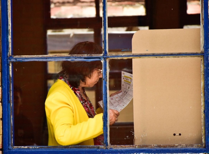 Votante en un puesto de Puente Aranda. Foto: Nicolas Achury
