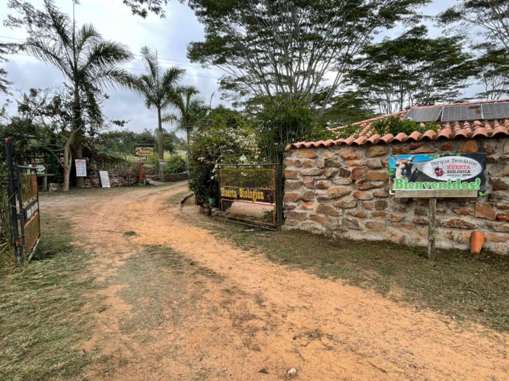 Entrada al Refugio de Fauna y Flora Huerta Biológica, en la Vía nueva Mesa de Los Santos - Piedecuesta, Santander.