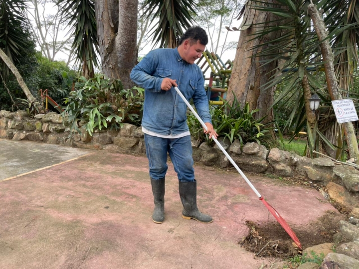 De la limpieza del lugar se encarga Andrés Castro, de 21 años, quien trabaja allí desde hace 5 meses.