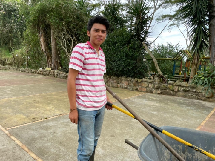 Jesús Rondón realiza el mantenimiento de los jardines. Tiene 21 años y lleva un año trabajando en la Huerta Biológica.
