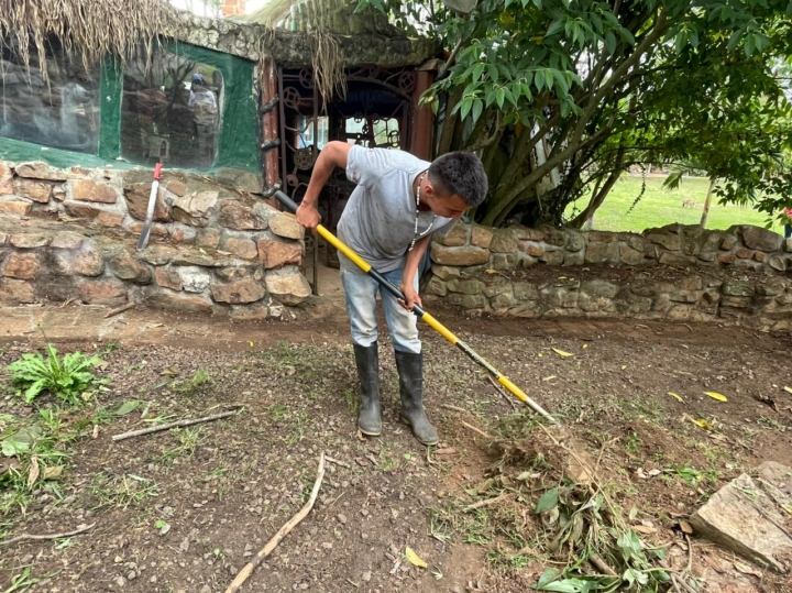Con el rastrillo en la mano Luis Flórez Cabellero, de 21 años, se encarga del mantenimiento del invernadero. Hace 4 años y medio que trabaja en este refugio.