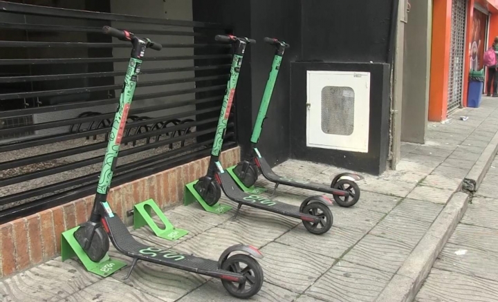 Patinetas eléctricas parqueadas en los espacios destinados