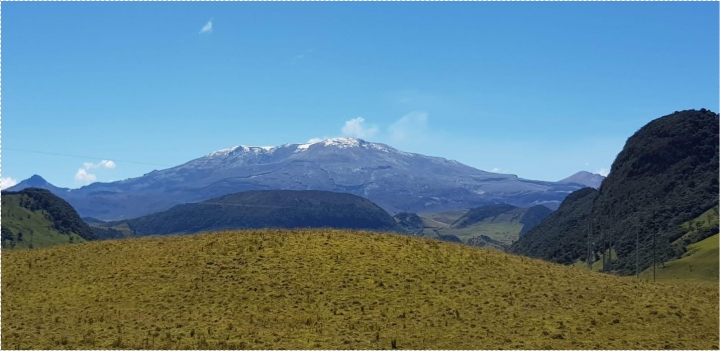 Vista del Nevado del Ruiz en 2019. La desaparici&oacute;n acelerada de glaciares en Colombia, como el cercano Santa Isabel, refleja el impacto del cambio clim&aacute;tico en las cumbres andinas