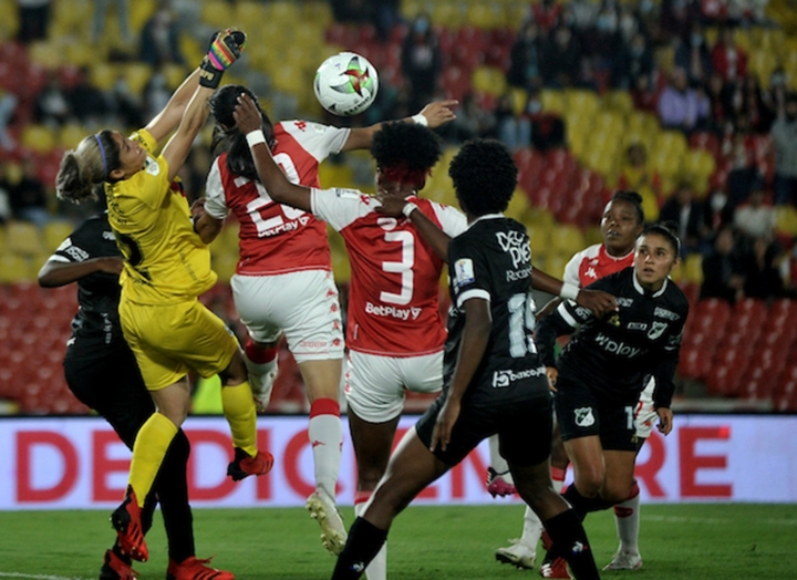 En los últimos cinco años, el balompié femenino colombiano ha sido un protagonista constante en torneos internacionales, en que tres equipos colombianos han disputado la final.