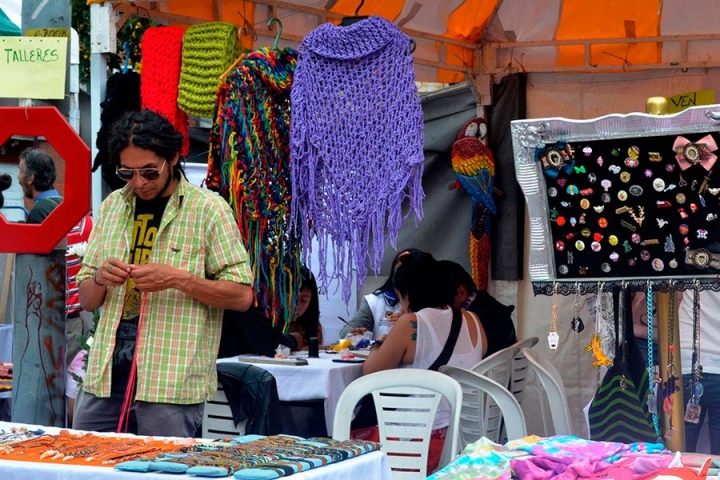 La feria artesanal sirvió para rememorar la época de los 60 y 70.