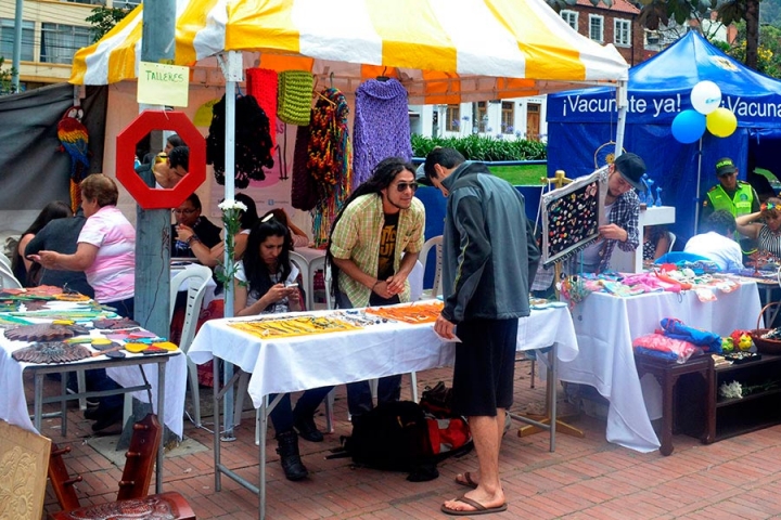Los asistentes disfrutaron de la variedad artesanal y gastron&ograve;mica del evento.
