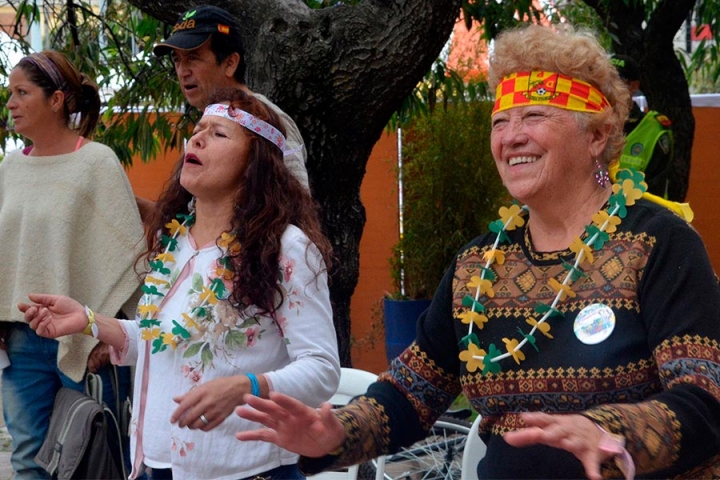 El paisaje de personas con pelo largo, camisas de flores, pantalones bota campana y collares, le dio color al festival.