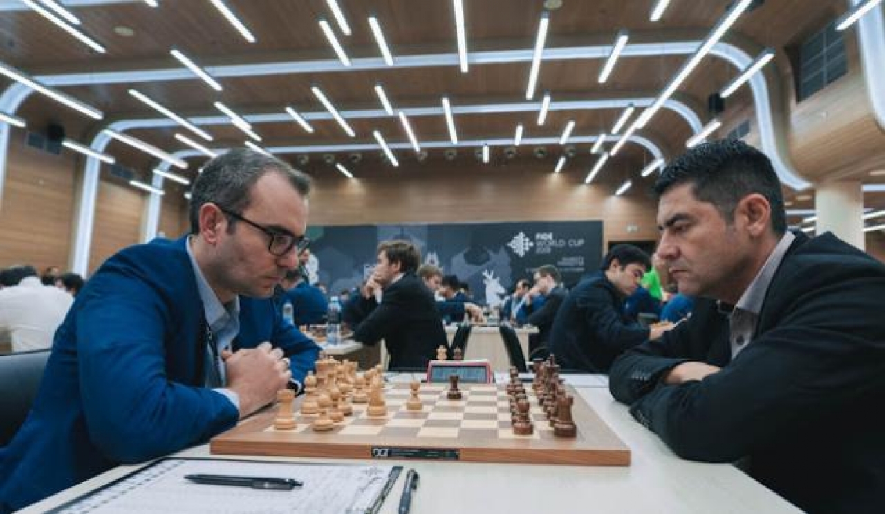 Alder Escobar (negras) durante la FIDE World Cup 2019, contra el cubano Leinier Domínguez (blancas).|“Empiezas a jugar y descubres que es un universo de ideas, de creatividad y estrategia.”  —Alder Escobar.|||