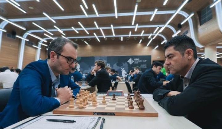 Alder Escobar (negras) durante la FIDE World Cup 2019, contra el cubano Leinier Domínguez (blancas).