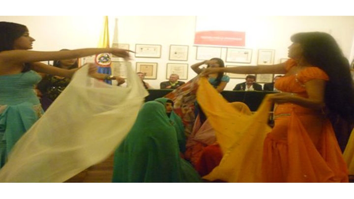 Las gitanas bailando en la muestra cultural del día internacional del pueblo Rom.