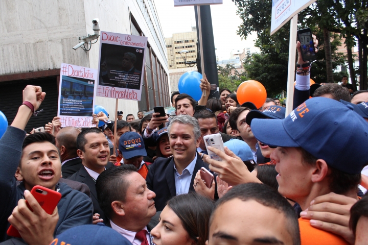 Candidato Iván Duque acompañado de las juventudes del Centro Democrático