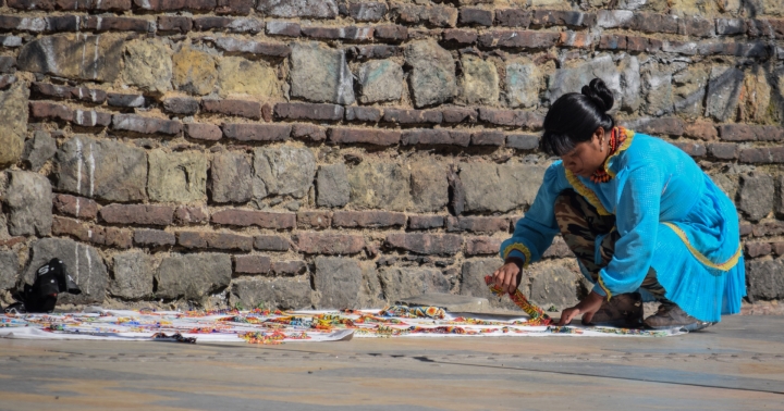 Indígena con sus artesanías en el Centro de Bogotá