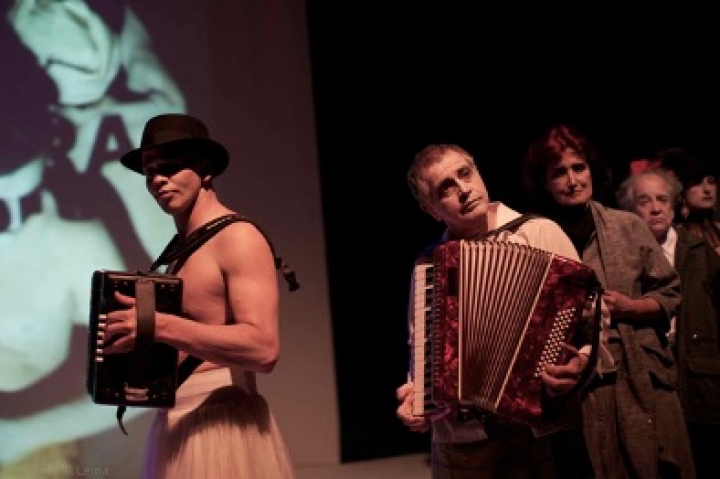 Escena de la obra Soma Mnemosine. Los actores Luis Hernando Forero, Patricia Ariza y Nohra Gonzáles aparecen en la tarima.
