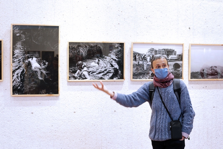 Viviana Peretti en visita guiada por la exposici&oacute;n