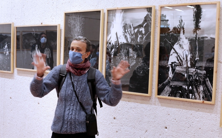 Viviana Peretti en visita guiada por la exposición