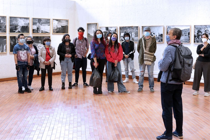 Viviana Peretti en visita guiada por la exposición