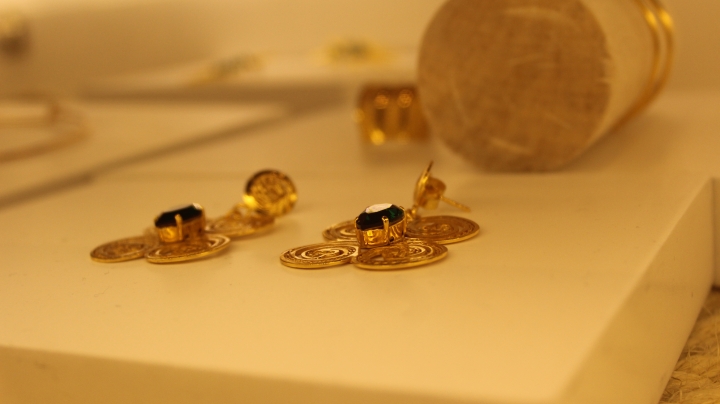 Aretes de la colecci&oacute;n presentada por la marca Alejandra Valdivieso.